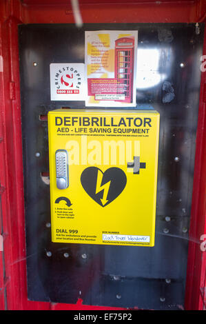 Un defibrillatore entro un telefono in disuso box in Wendover, Buckinghamshire Foto Stock