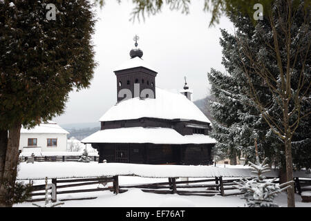 La Chiesa greco-cattolica chiesa in legno di San Michele Arcangelo in Ulicske Krive, Slovacchia in inverno Foto Stock