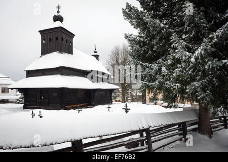 La Chiesa greco-cattolica chiesa in legno di San Michele Arcangelo in Ulicske Krive, Slovacchia in inverno Foto Stock