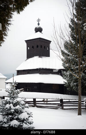 La Chiesa greco-cattolica chiesa in legno di San Michele Arcangelo in Ulicske Krive, Slovacchia in inverno Foto Stock