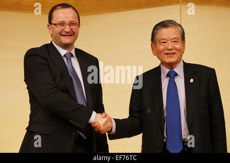 Grand Prince Hotel New Takanawa, Tokyo, Giappone. 28 gen, 2015. (L-R) FIBAPatrick Baumann, Giappone2024 TASKFORCE Saburo Kawabuchi, 28 gennaio 2015 - Basket : Giappone 2024 TASK FORCE ha conferenza stampa al Grand Prince Hotel New Takanawa, Tokyo, Giappone. Questa squadra speciale per rilasciare le sanzioni da parte della FIBA è stato istituito dalla FIBA. © Shingo Ito AFLO/sport/Alamy Live News Foto Stock