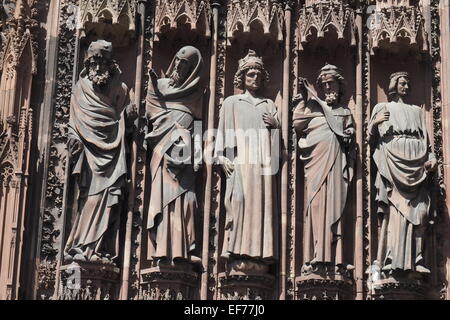 Statue di cinque apostoli sulla facciata anteriore della cattedrale di Strasburgo. Foto Stock