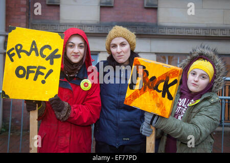 Frack Off i manifestanti a Preston, Lancashire, Regno Unito 28 Gennaio, 2015. Bella 14, Grazia 11, con la loro mamma Bev Lewis dal Blackpool presso la demo al di fuori della County Hall a Preston come il Consiglio voti su se approvare Cuadrilla application per il Roseacre & 'po' Plumpton siti, Foto Stock