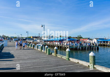 Ristorante sul lungomare nel villaggio di Greenport, contea di Suffolk, Long Island, NY, STATI UNITI D'AMERICA Foto Stock