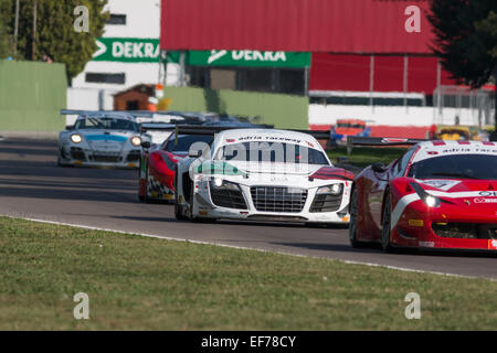 Imola, Italia - 11 Ottobre 2014: le vetture in pista in gara di C.I. Gran Turismo di Imola a Enzo e Dino Ferrari circuito, 11 ottobre 2014, a Imola, Italia. (Foto di Mauro dalla pozza) Foto Stock