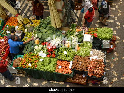 People shopping per frutta e verdure fresche in stallo del mercato Foto Stock