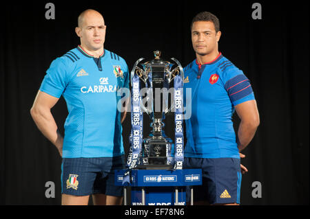 Hurlingham Club, W. LONDRA, REGNO UNITO. Il 28 gennaio, 2015. Italia e Francia capitani di Squadra Sergio Parisse & Thierry Dusautoir con la RBS 6 Nazioni trofeo. Credito: Malcolm Park editoriale/Alamy Live News Foto Stock