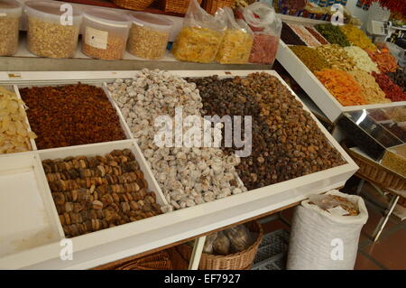 La frutta secca e i dadi sul mercato in stallo di Madera Foto Stock