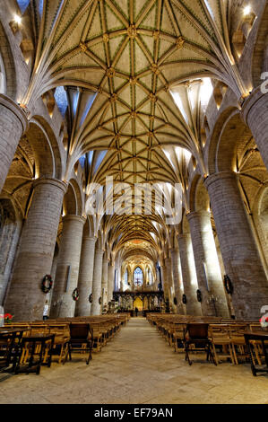 Tewkesbury Abbey è la prossima grande chiesa parrocchiale in Inghilterra, ex monastero che è Norman con la romanica torre di attraversamento Foto Stock