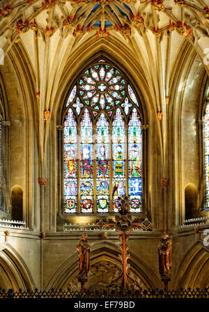 Tewkesbury Abbey è la prossima grande chiesa parrocchiale in Inghilterra, ex monastero che è Norman con la romanica torre di attraversamento Foto Stock