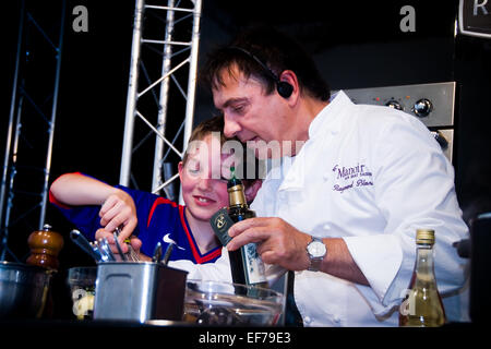 Raymond Blanc facendo dimostrazione alimentare con bambino alimenti per bambini Festival Abingdon 2007 - Terra fiducia Foto Stock