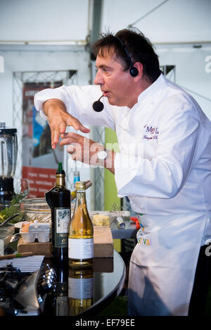 Raymond Blanc facendo una dimostrazione di cottura di cibi per bambini Festival Abingdon 2007 - Terra fiducia Foto Stock