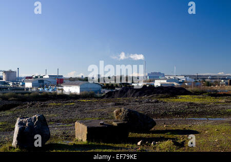 Vista della zona industriale intorno a Cardiff Docks, Cardiff, Galles, UK. Foto Stock