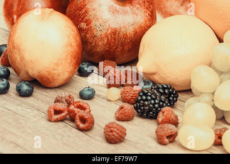 Foto retrò di fresco frutta estiva sulla tavola di legno Foto Stock