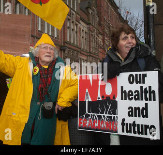 Preston, Lancashire, Regno Unito 28 Gennaio 2015 "La nostra salute & Futuro' striscione alla County Hall a Preston come il Consiglio voti su se approvare Cuadrilla application per il sito Roseacre. Individui, gruppi di attivisti e residenti locali in rappresentanza di agricoltura e turismo settori oggetto di piani di 'frack' per gas di scisto in la Bowland Shale al Roseacre & Little Plumpton siti, vicino a Blackpool. Credito: Mar fotografico/Alamy Live News Foto Stock