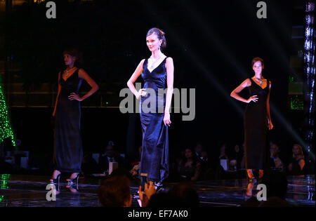 Dubai, Emirati Arabi Uniti. 27 gennaio, 2015. Presenti i modelli di gioielli con diamanti durante un diamante fashion show a Dubai, Emirati Arabi Uniti, gennaio 27, 2015. Credito: Li Zhen/Xinhua/Alamy Live News Foto Stock