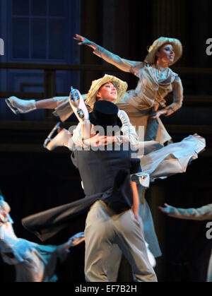 Shanghai, Cina. 28 gen, 2015. Gli attori del ghiaccio imperiale stelle dalla Gran Bretagna eseguire Swan Lake sul ghiaccio durante una prova di Shanghai, Cina orientale, Gennaio 28, 2015. © Ren lunghe/Xinhua/Alamy Live News Foto Stock