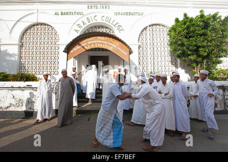 Studenti MUSULMANI E INSEGNANTE A GALLE ARABO COLLEGE Foto Stock