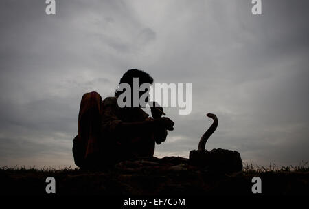 Il serpente incantatore SILHOUETTE IN FORTE GALLE Foto Stock