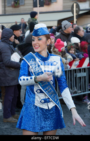 Majorettes e sbandieratori in Piazza del Popolo, Roma, Italia Foto Stock