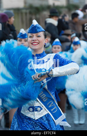 Majorettes e sbandieratori in Piazza del Popolo, Roma, Italia Foto Stock