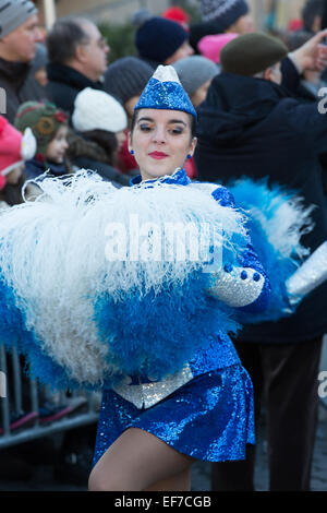 Majorettes e sbandieratori in Piazza del Popolo, Roma, Italia Foto Stock