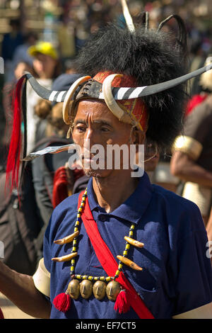 Tribù Konyak nei suoi abiti tradizionali sul Hornbill Festival 2013 Nagaland Foto Stock