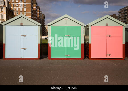 Tre colori pastello cabine sulla spiaggia, sul lungomare di Brighton e Hove, Inghilterra Foto Stock