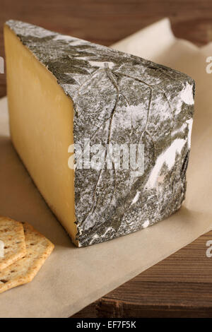 Cornish Yarg formaggio semiduro formaggio avvolto in foglie di ortica made in Cornwall Inghilterra Foto Stock