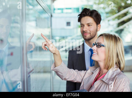 La gente di affari di lettura pianificazione di trasporto Foto Stock