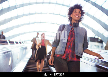 Equitazione donna escalator Foto Stock