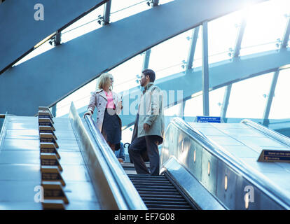 La gente di affari di escalator di equitazione Foto Stock