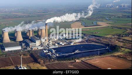 Eggborough Power Station, West Yorkshire, con Drax dietro, nell'Inghilterra del Nord, Regno Unito Foto Stock