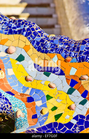 Dettaglio della decorazione del drago che protegge l'ingresso al Parco Guell. Barcellona, in Catalogna, Spagna. Foto Stock