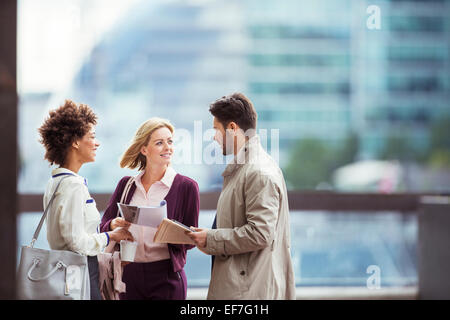 La gente di affari di parlare all'aperto Foto Stock