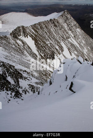 Bordo di estensione da vicino il vertice di Helvellyn su un soleggiato inverni giorno nel distretto del lago, Cumbria, Regno Unito Foto Stock