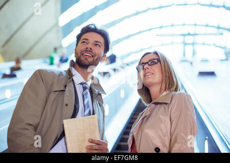 La gente di affari di escalator di equitazione Foto Stock