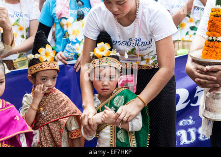 Lao bambine tradizionali di giunzione Lao nuovo anno sfilano in Luang Prabang. Foto Stock