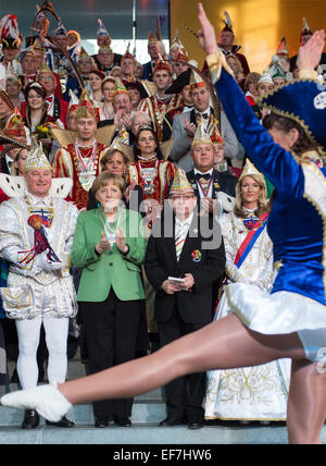 Il cancelliere tedesco Angela Merkel (CDU) accoglie favorevolmente il carnevale 'Prinzenpaare' (lit. "Il principe coppie') da quindici Stati e orologi un 'Funkenmariechen' performance di danza di Bianca Duerrbeck in cancelleria a Berlino, Germania, 28 gennaio 2015. Foto: BERND VON JUTRCZENKA/dpa Foto Stock
