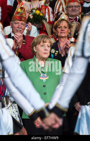 Il cancelliere tedesco Angela Merkel (CDU) accoglie favorevolmente il carnevale 'Prinzenpaare' (lit. "Il principe coppie') da quindici Stati e orologi un 'Funkenmariechen' danza delle prestazioni mediante il gruppo di musica da ballo "Coburger' Mohr in cancelleria a Berlino, Germania, 28 gennaio 2015. Foto: BERND VON JUTRCZENKA/dpa Foto Stock