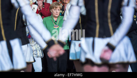 Il cancelliere tedesco Angela Merkel (CDU) accoglie favorevolmente il carnevale 'Prinzenpaare' (lit. "Il principe coppie') da quindici Stati e orologi un 'Funkenmariechen' danza delle prestazioni mediante il gruppo di musica da ballo "Coburger' Mohr in cancelleria a Berlino, Germania, 28 gennaio 2015. Foto: BERND VON JUTRCZENKA/dpa Foto Stock