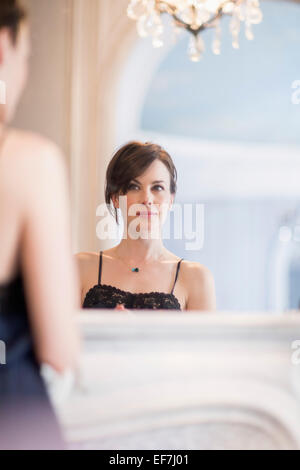 La riflessione di una donna in specchio