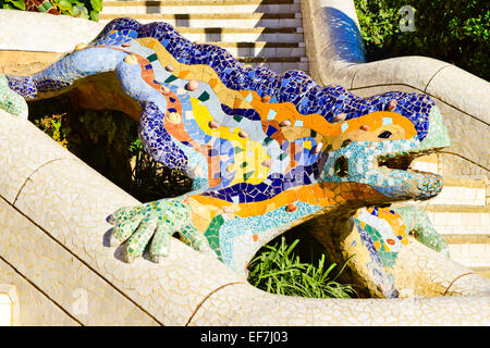 Drago che custodisce l'ingresso al Parco Guell. Barcellona, in Catalogna, Spagna. Foto Stock