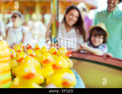 Ragazzo cerca di catturare rubber duck sul gioco della pesca nel parco di divertimenti Foto Stock