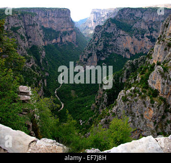 Il Vikos Gorge è una gola nel Pindo della Grecia settentrionale. Foto Stock