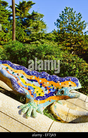 Drago che custodisce l'ingresso al Parco Guell. Barcellona, in Catalogna, Spagna. Foto Stock