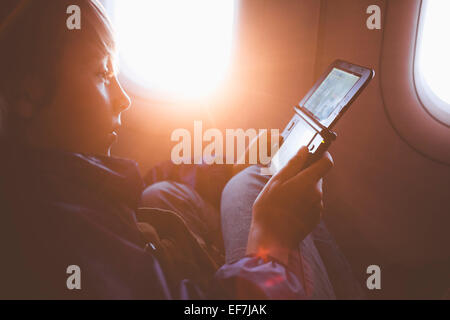 Ragazzo giocando con un palmare video gioco Foto Stock
