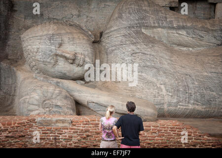 I turisti a gigante Buddha reclinato peccato NIRVANA; GAL VIHARA tempio di roccia Foto Stock