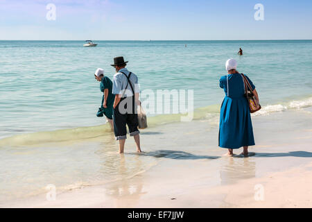 Amish alla ricerca di conchiglie sulla Siesta Key Beach in Florida Foto Stock