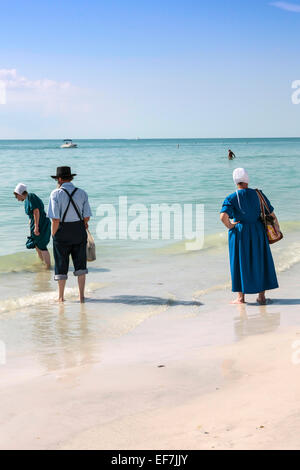 Amish alla ricerca di conchiglie sulla Siesta Key Beach in Florida Foto Stock